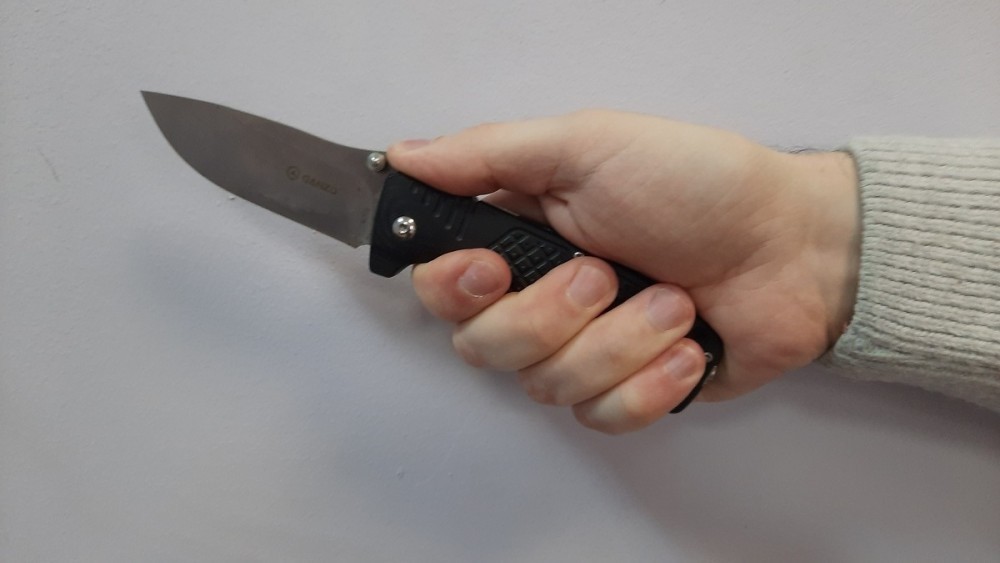 41-летний новомосковец, угрожая ножом, требовал в донском магазине бутылку водки