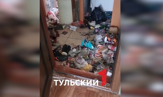 В Новомосковске жильцы превратили квартиру в помойку: как заставить соседа избавиться от мусора 
