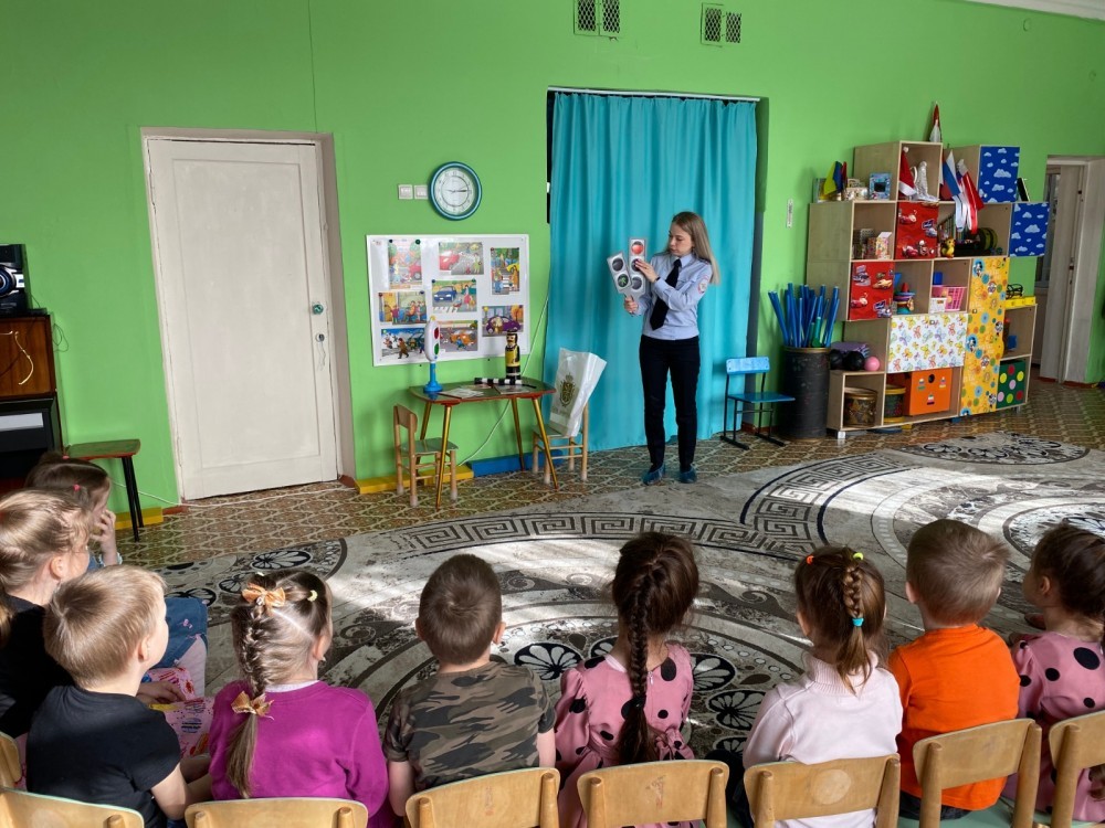 Сотрудник новомосковской Госавтоинспекции встретилась с воспитанниками детских садов
