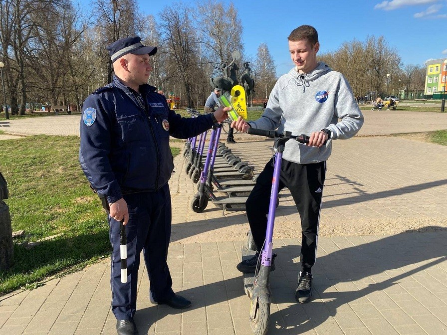 В Новомосковске сотрудники ГИБДД провели профилактические беседы с самокатчиками и велосипедистами
