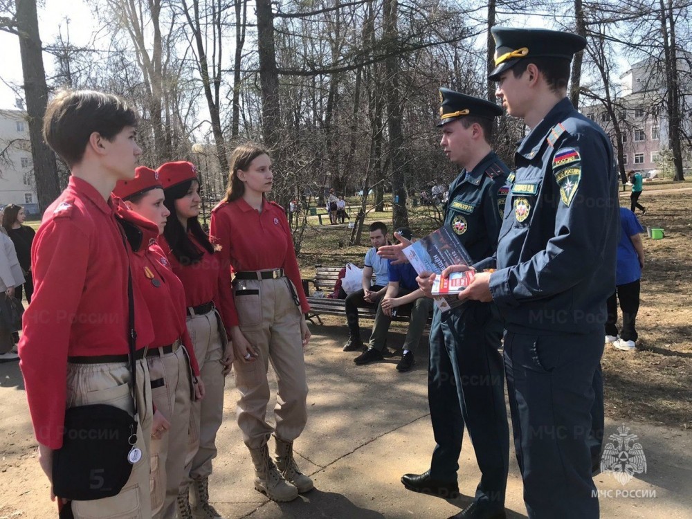 В Новомосковске спасатели продолжают обучение населения правилам пожарной безопасности