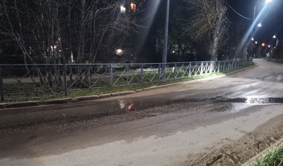 Вчера ночью в Новомосковске мотоциклист врезался в бордюр 
