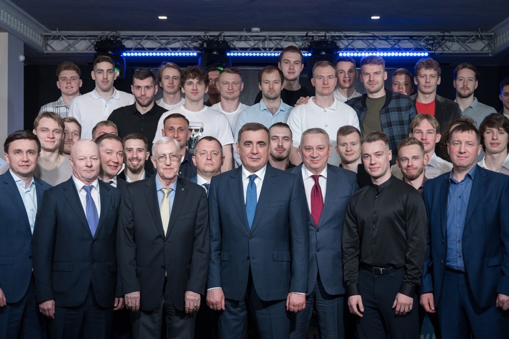 Губернатор Алексей Дюмин встретился с хоккеистами АКМ по окончании сезона
