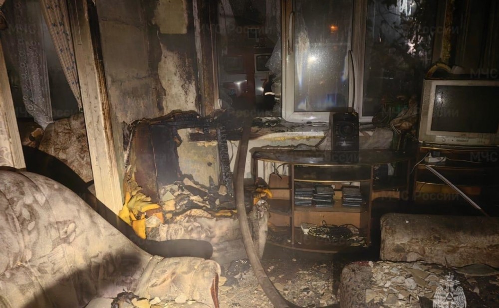 В результате пожара в Северо-Задонске два человека отравились угарным газом