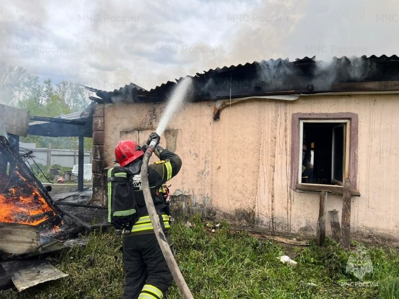 При пожаре в частном доме Новомосковска погибла женщина