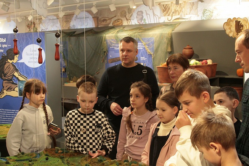 Денис Бычков организовал поездку в тульский музей для новомосковских школьников